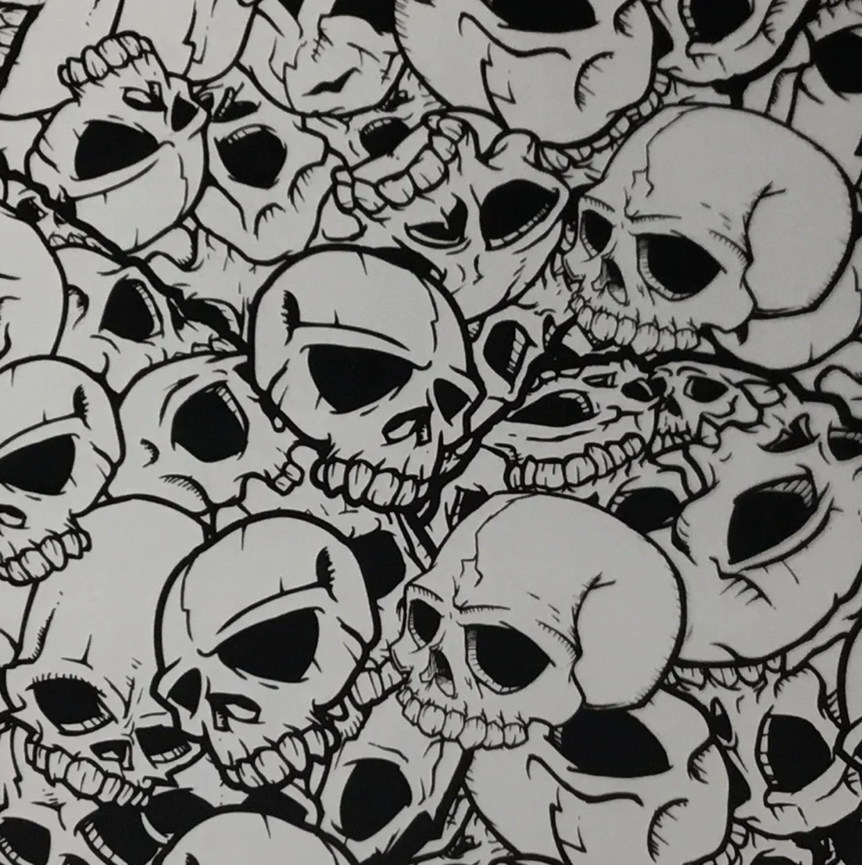 BLACK OUTLINE SKULLS